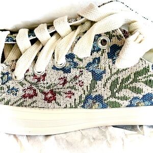 NWT Converse Chuck Taylor Floral Sneaker